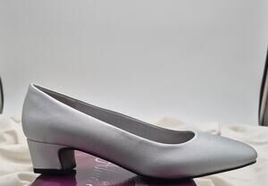 NEW Easy Street Prim silver satin pump rounded toe low block heel Women 6.5